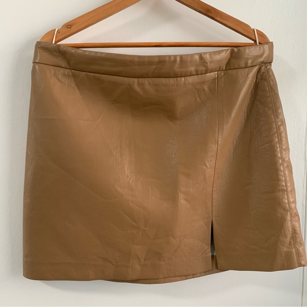 Aritzia Wilfred tempest Mini skirt in vegan Leather, Featuring a Side Slit.